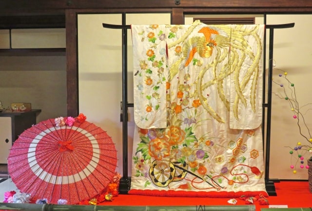 金色の色打掛11選!高級感と華やかさで結婚式を豪華に彩ろう