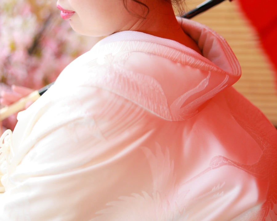 白無垢に描かれる鶴に込められた意味とは?伝統的な文化や歴史を詳しく解説します