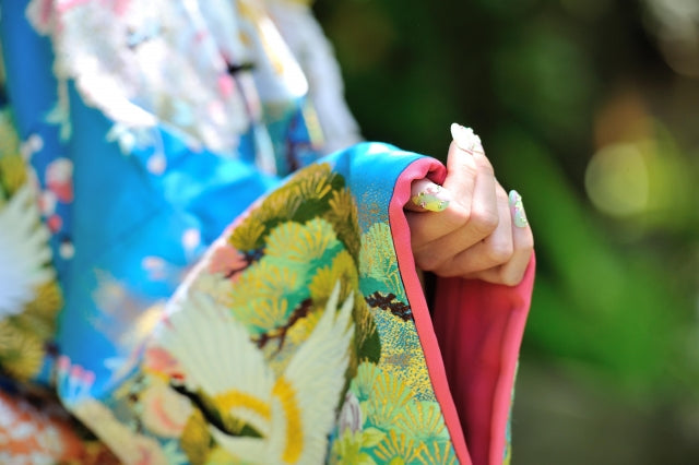 美しい青色の花柄打掛