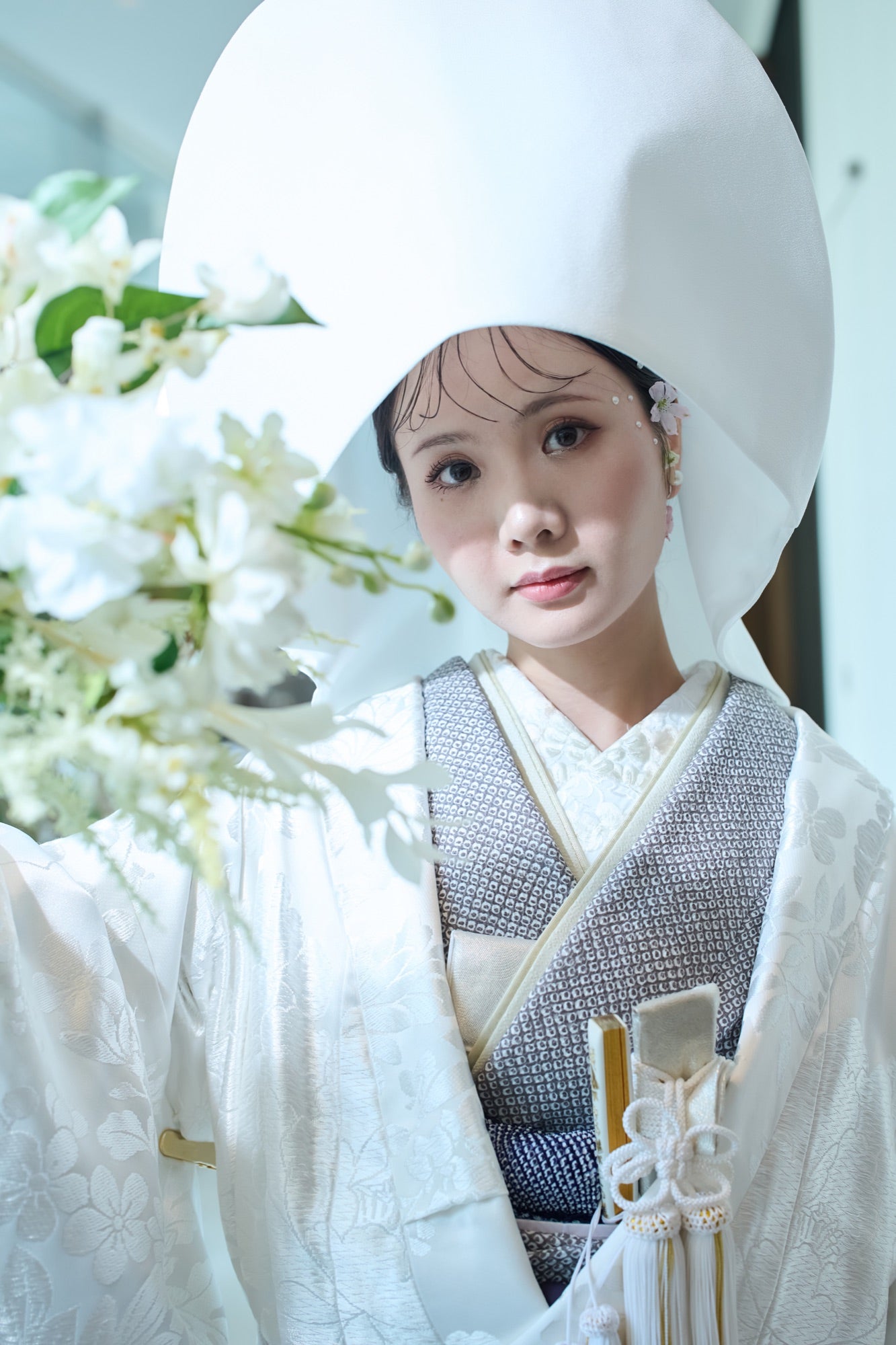 白無垢をまとい花を手にした花嫁