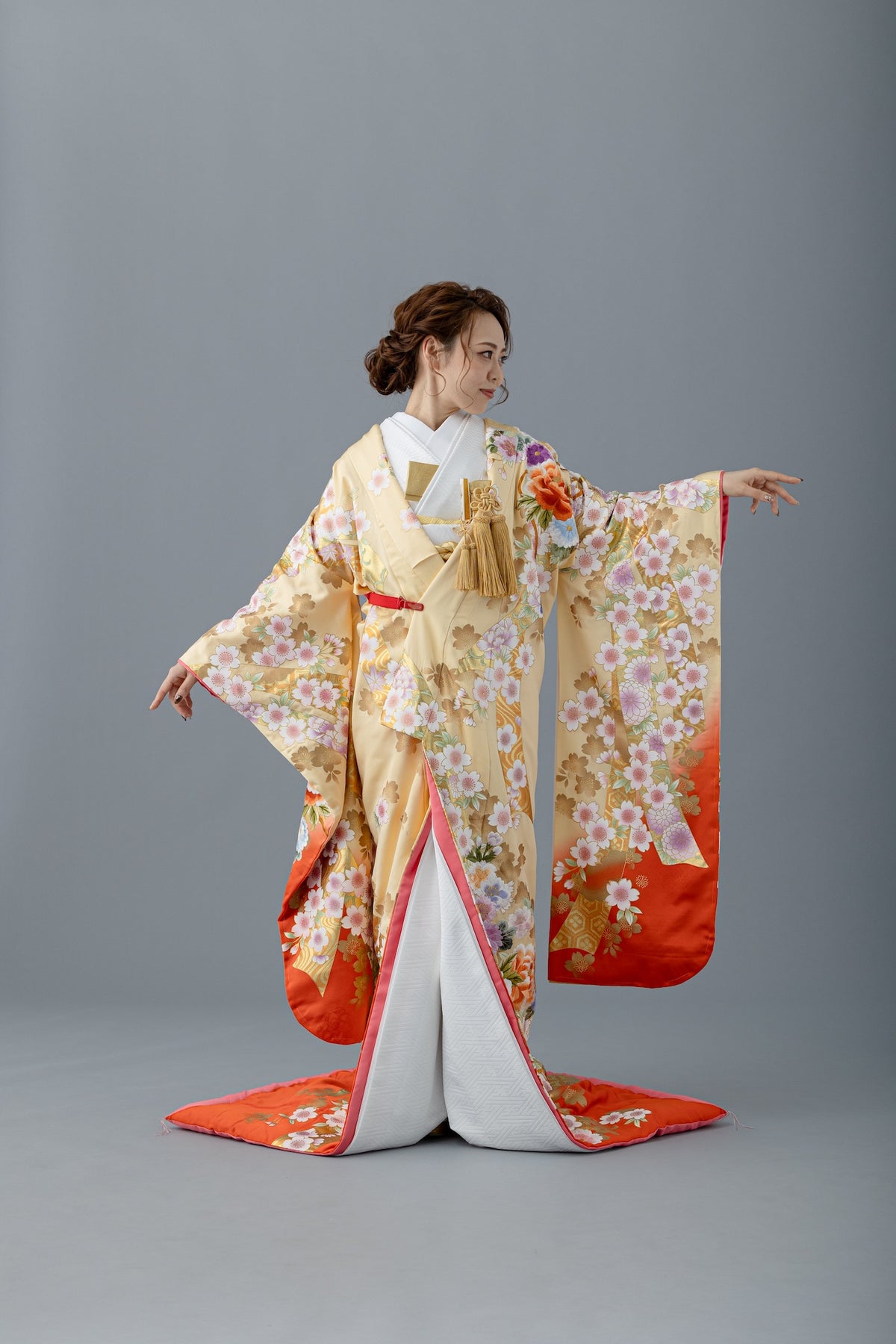 色打掛　赤　鳳凰　刺繍　金　流水　⑨ ゴールド系の色打掛コレクション一覧｜色打掛レンタルなら結婚式
