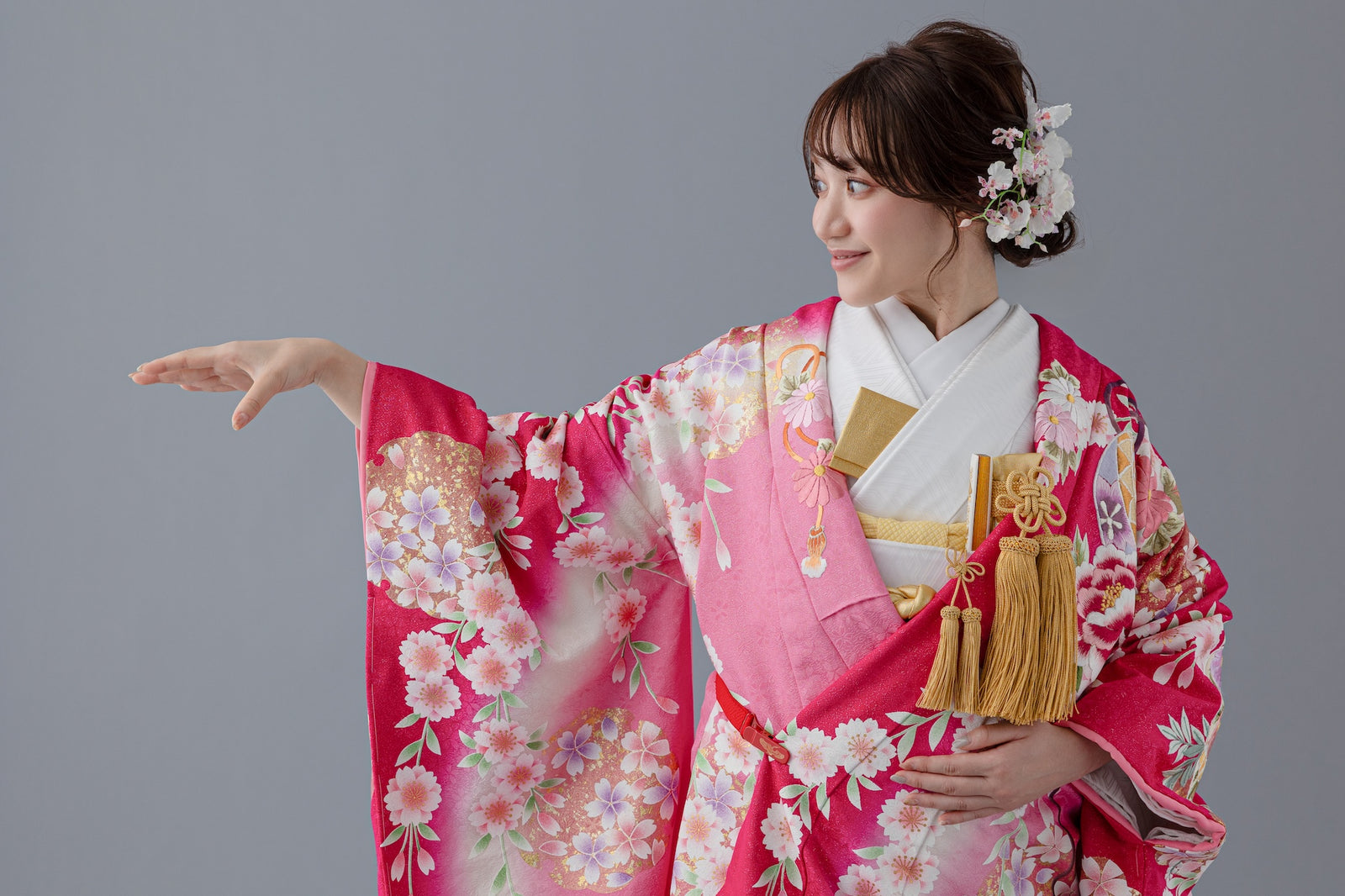 毬牡丹に枝垂桜｜白無垢・色打掛レンタルなら結婚式着物専門の