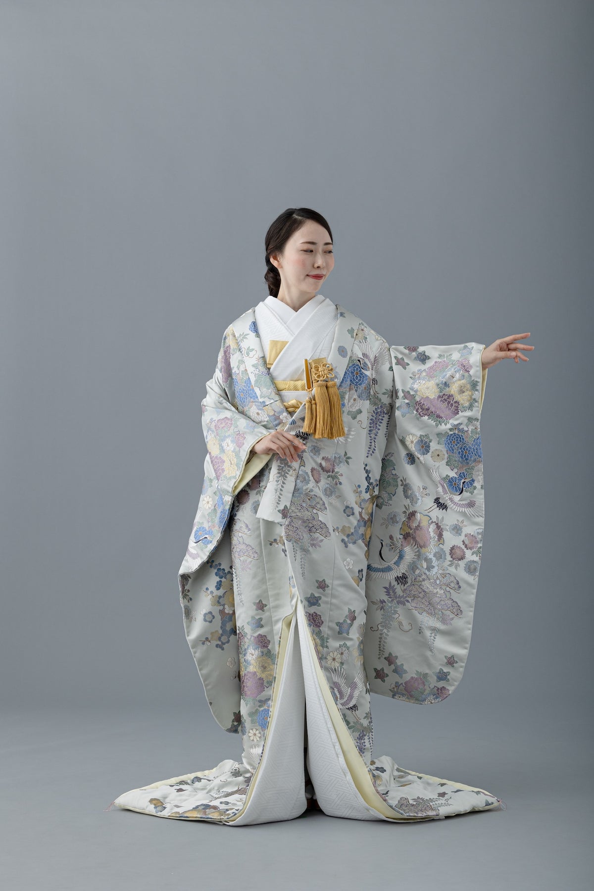 美しい白無垢・色打掛 絹 着物 花と車輪のデザイン 雪輪花束文｜白無垢・色打掛レンタルなら結婚式着物専門の【THE SHOP