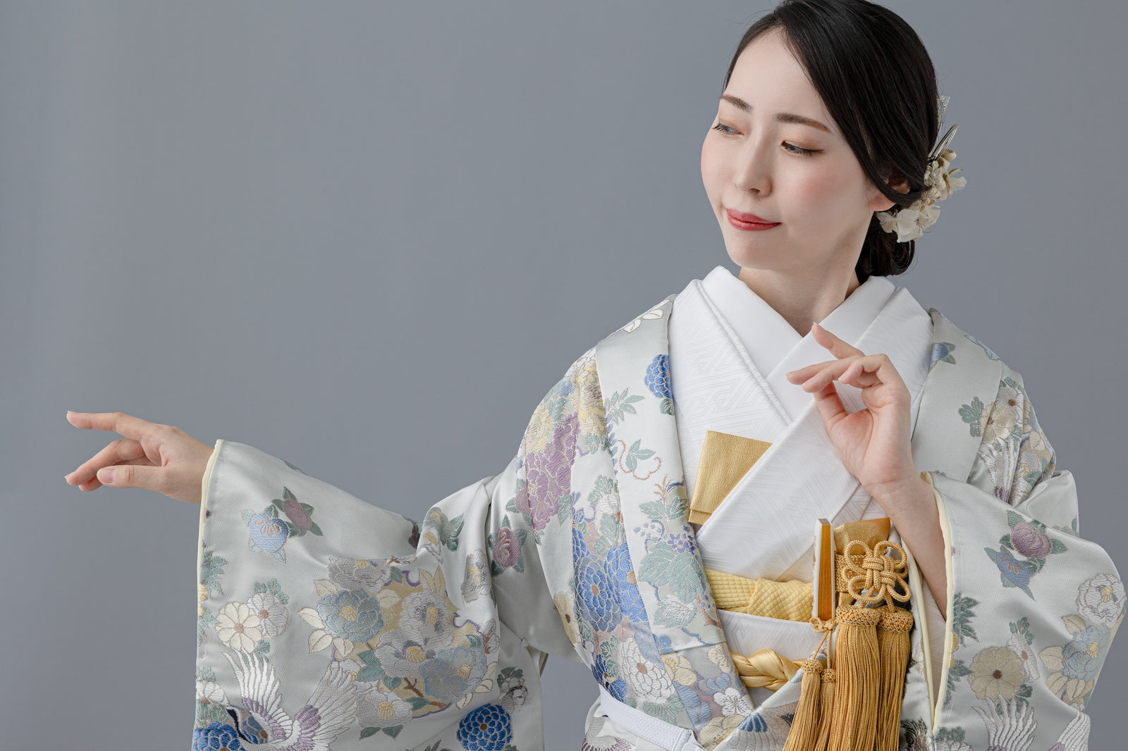 雪輪花束文|白無垢・色打掛レンタルなら結婚式着物専門の【THE 雪輪花束文|白無垢・色打掛レンタルなら結婚式着物専門の【THE
