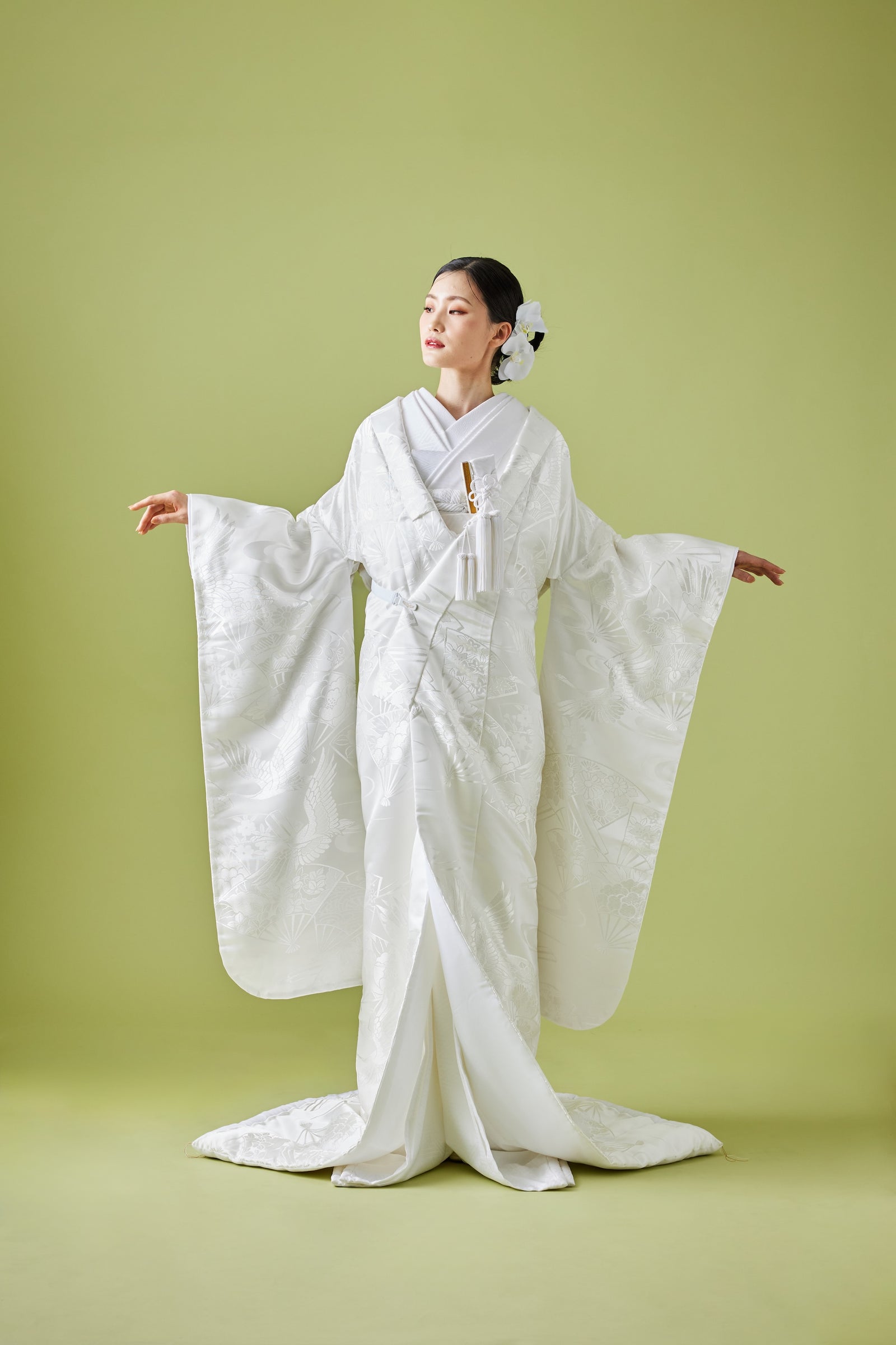 白無垢 鶴の刺繍入り アイボリー 特別価格 鶴に扇面｜白無垢・色打掛レンタルなら結婚式着物専門の【THE SHOP-ザ