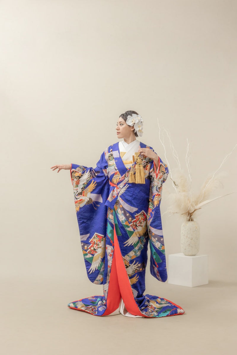 美しい青色の花柄打掛