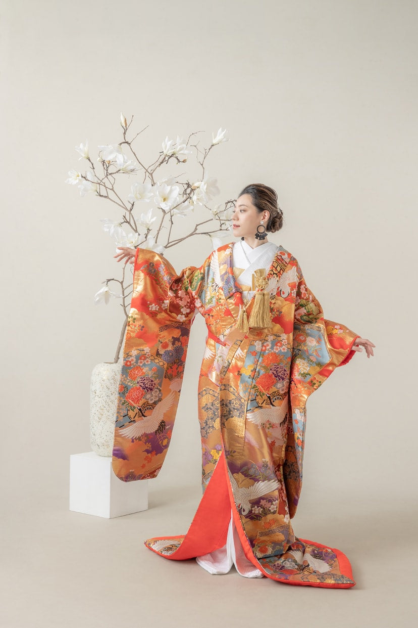 白無垢 緞子地鶴 と梅雲取りにレインボー色TT 色打掛・花車鶴｜白無垢・色打掛レンタルなら結婚式着物専門の【THE