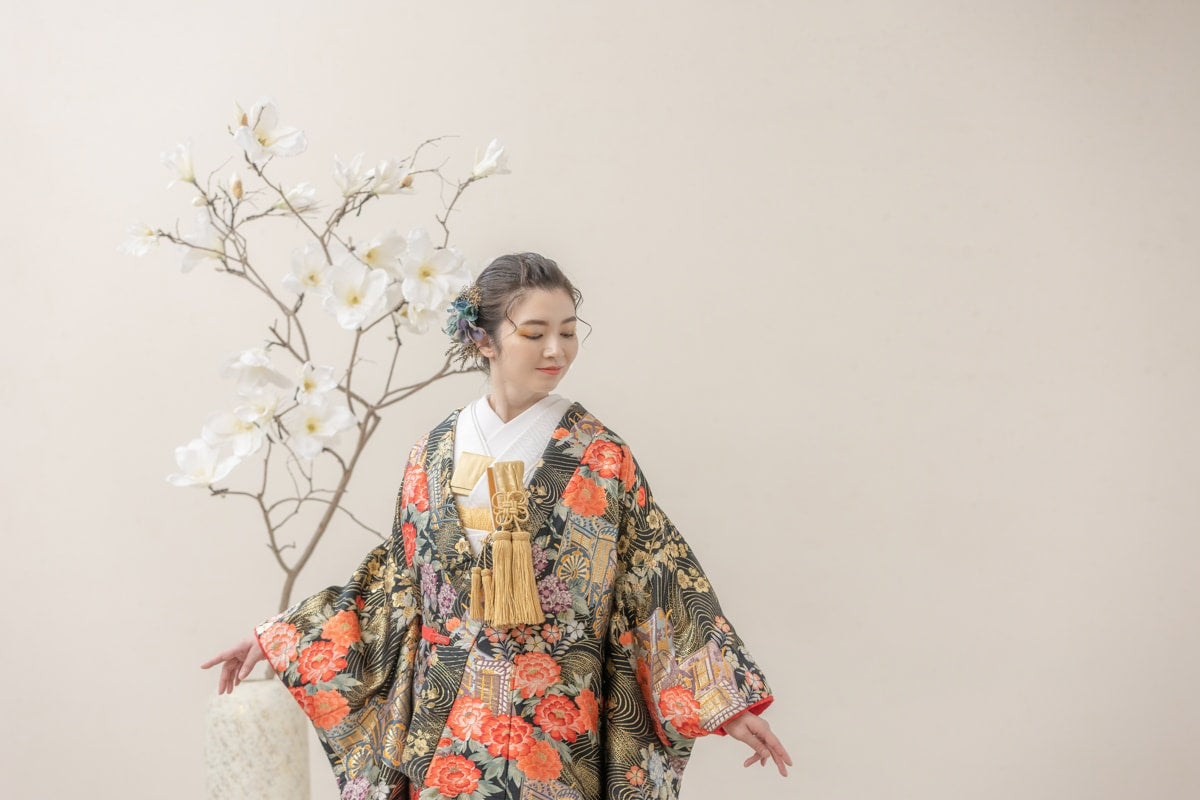 打掛　色打掛　白地　刺繍　御所車　流水 色打掛・流水御所車｜白無垢・色打掛レンタルなら結婚式着物専門の