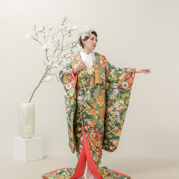 華やかな花柄の伝統的着物　打掛 華やかな花柄の伝統的着物 打掛