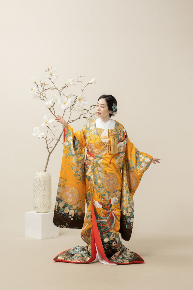 和装花嫁 本振袖 手描き「白地 赤黒緑の雲取り図に花車」No.112