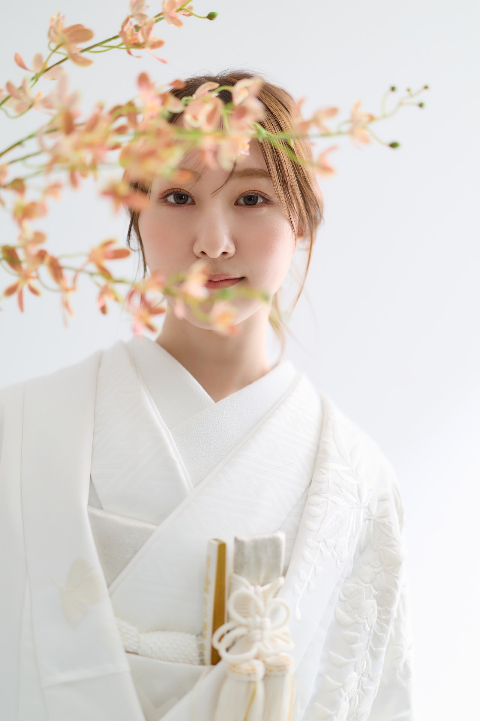 花を手にした白無垢の花嫁